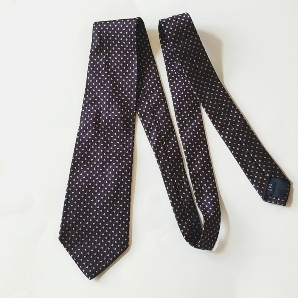 Purple and white patterned Italian silk tie